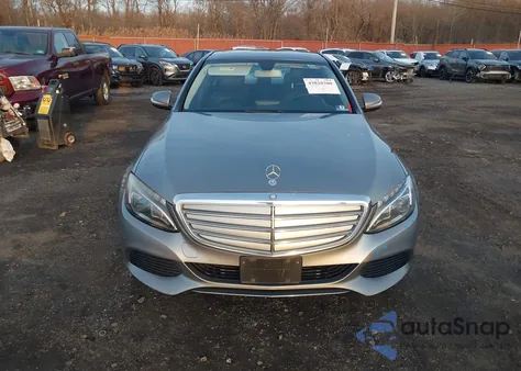 2015 Mercedes-Benz C 300 Luxury 4Matic z USA, uszkodzony, nr VIN 55SWF4KB4FU024129